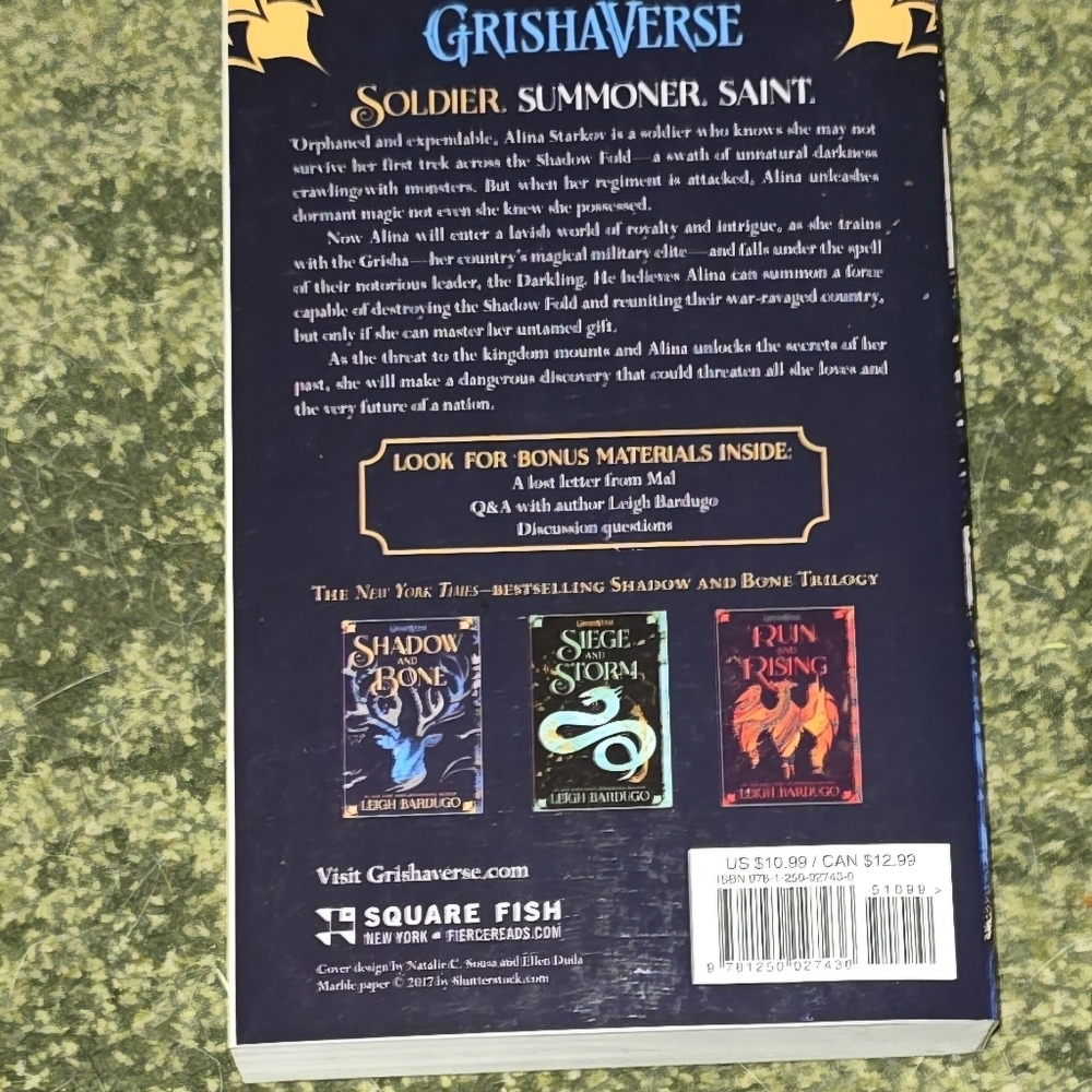 Softcover copy of Shadow and Bone by Leigh Bardugo in great condition. - Picture 2 of 3